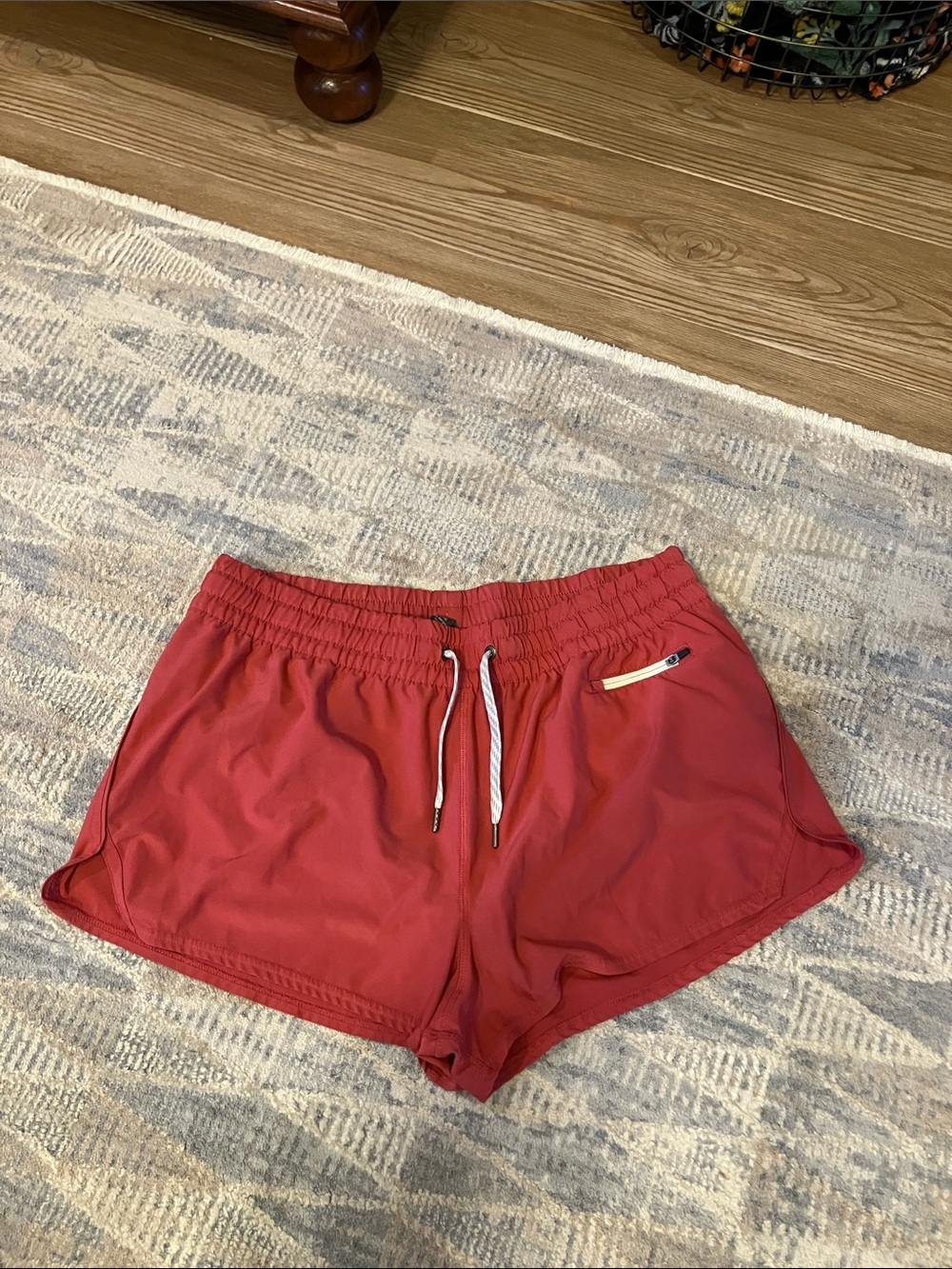 Vuori Women's Clementine 2.0 short 2.5 Red Drawstring Shorts with mesh lining